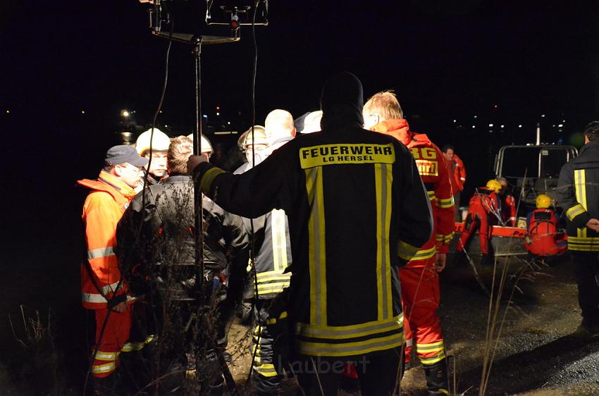 Einsatz BF Koeln PKW im Rhein Mondorf Hersel P071.JPG